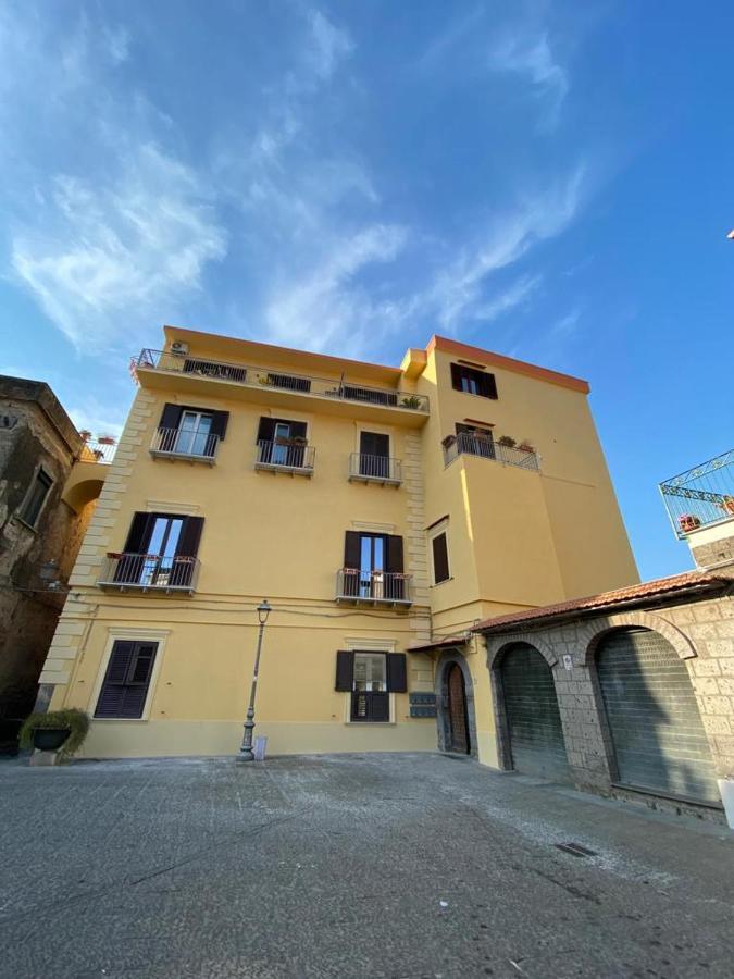 Vesuvio House Appartamento Indipendente E Centrale Sant'Agnello Luaran gambar